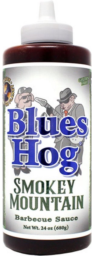 Fles Blues Hog Smokey Mountain barbecuesaus met twee varkens in pak en hoed die gitaar spelen op het etiket.