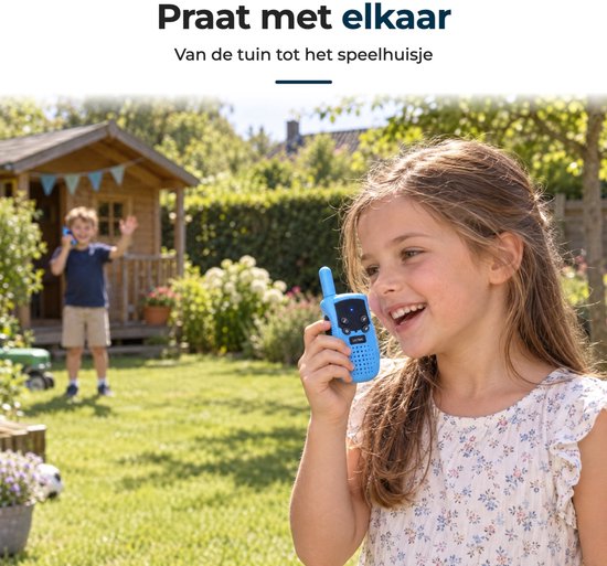 Meisje praat in een blauwe LECTRIK walkietalkie in de tuin, kind in speelhuisje op de achtergrond.