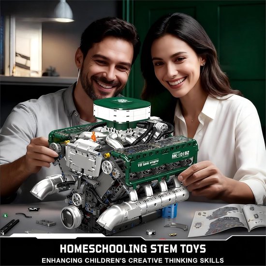 Stel en vrouw bouwen een groen-zilveren Mould King V8-motor met 'MK-1D182' tekst. Inclusief STEM-speelgoed tekst.