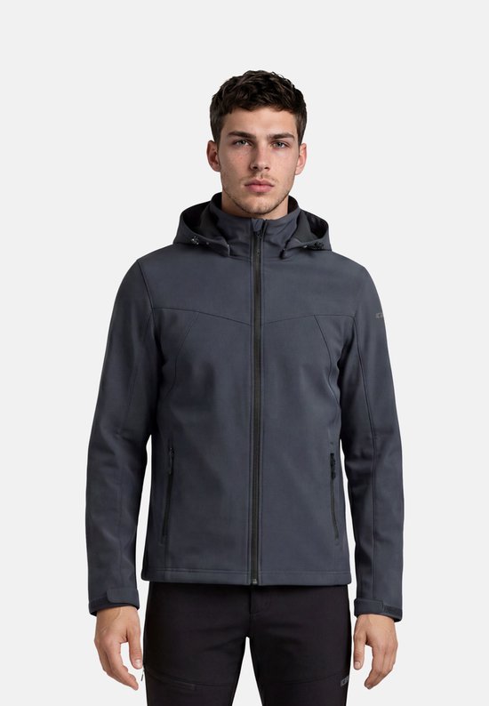 Model in een donkergrijze Icepeak softshell jas met capuchon en rits aan de voorzijde.