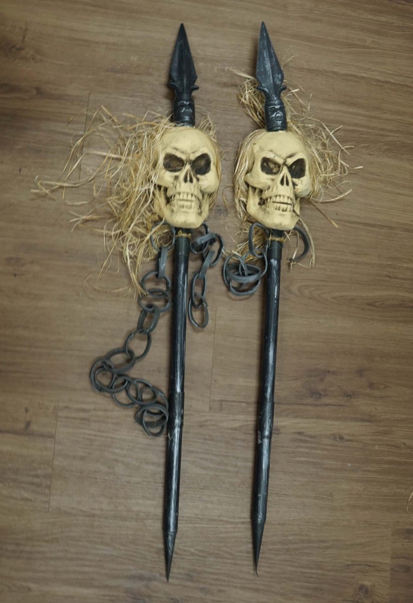 Halloween decoratie speren met doodskoppen - horror decoratie doodskop op speren - griezelige doodskoppen - decoratie voor spooktocht - griezelfeest - halloween feestje