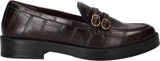 Donkerbruine croco-leren loafer met goudkleurige gespen op dikke zwarte zool.