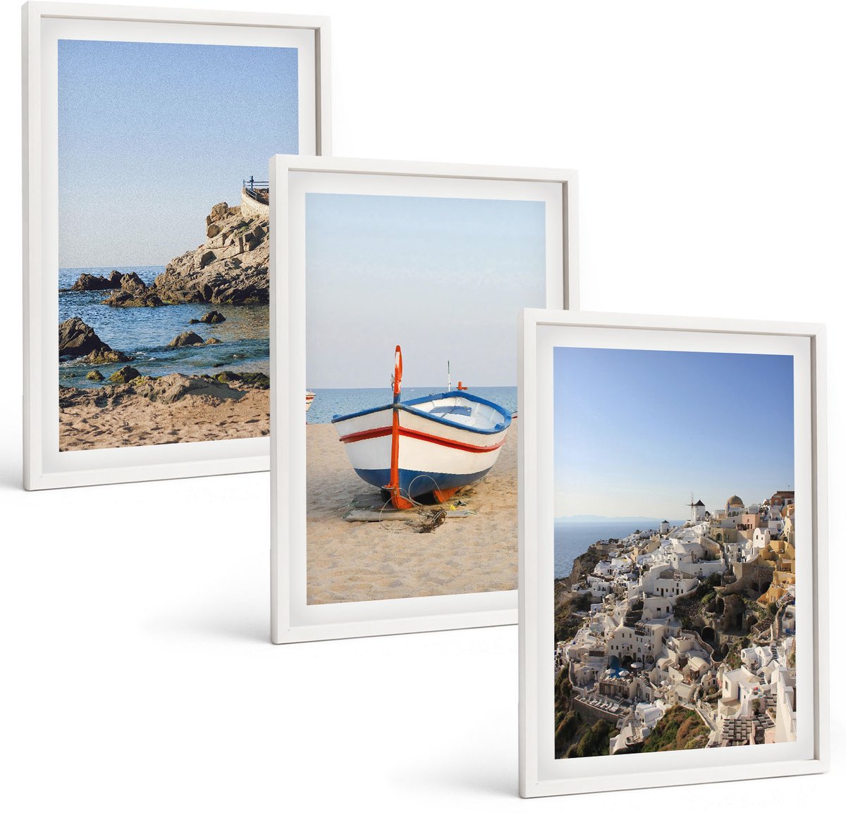 Coloray 3-Delige Schilderij Set - Uitzicht Op Zee Met Boten En Witte Huizen In Griekenland - 40 x 60 - Moderne Wanddecoratie - Slaapkamer - Decoratieve Schilderijen