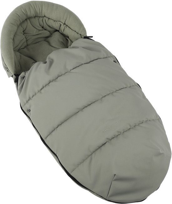 Habillage de poussette matelassé vert olive avec une doublure intérieure douce et une fermeture éclair sur toute la longueur. La marque "Little Dutch" est discrètement imprimée sur le devant.