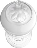 Haut d'un biberon Philips Avent transparent avec un anneau blanc et une tétine en forme de mamelon à 6 orifices.