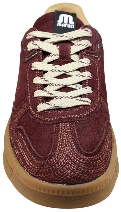 Vooraanzicht van een bordeauxrode suède sneaker met crèmekleurige veters en een bruine zool met structuur.
