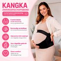 Zwangere vrouw in beige jurk met zwarte zwangerschapsband voor dagelijks comfort.