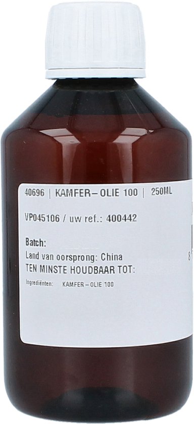 Bruine fles van 250ml met witte dop, gelabeld als Kamfer-olie 100 met batchgegevens.