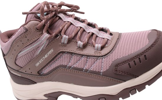 Mauve Skechers wandelschoen met mesh en synthetische overlays, vetersluiting en lichtblauwe details.