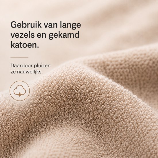 Close-up van zachte beige handdoekstof met de tekst: Gebruik van lange vezels en gekamd katoen. Pluist nauwelijks.