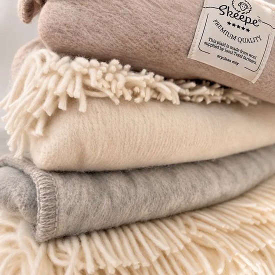 Naturel wollen plaid 140x180 met franjes – Texelse wol deken voor bank en bed – Skéépe — cadeau in Wonen & Interieur - foto 7