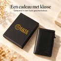 Porte-cartes en cuir noir à côté d'une boîte cadeau de luxe EliteWallets.