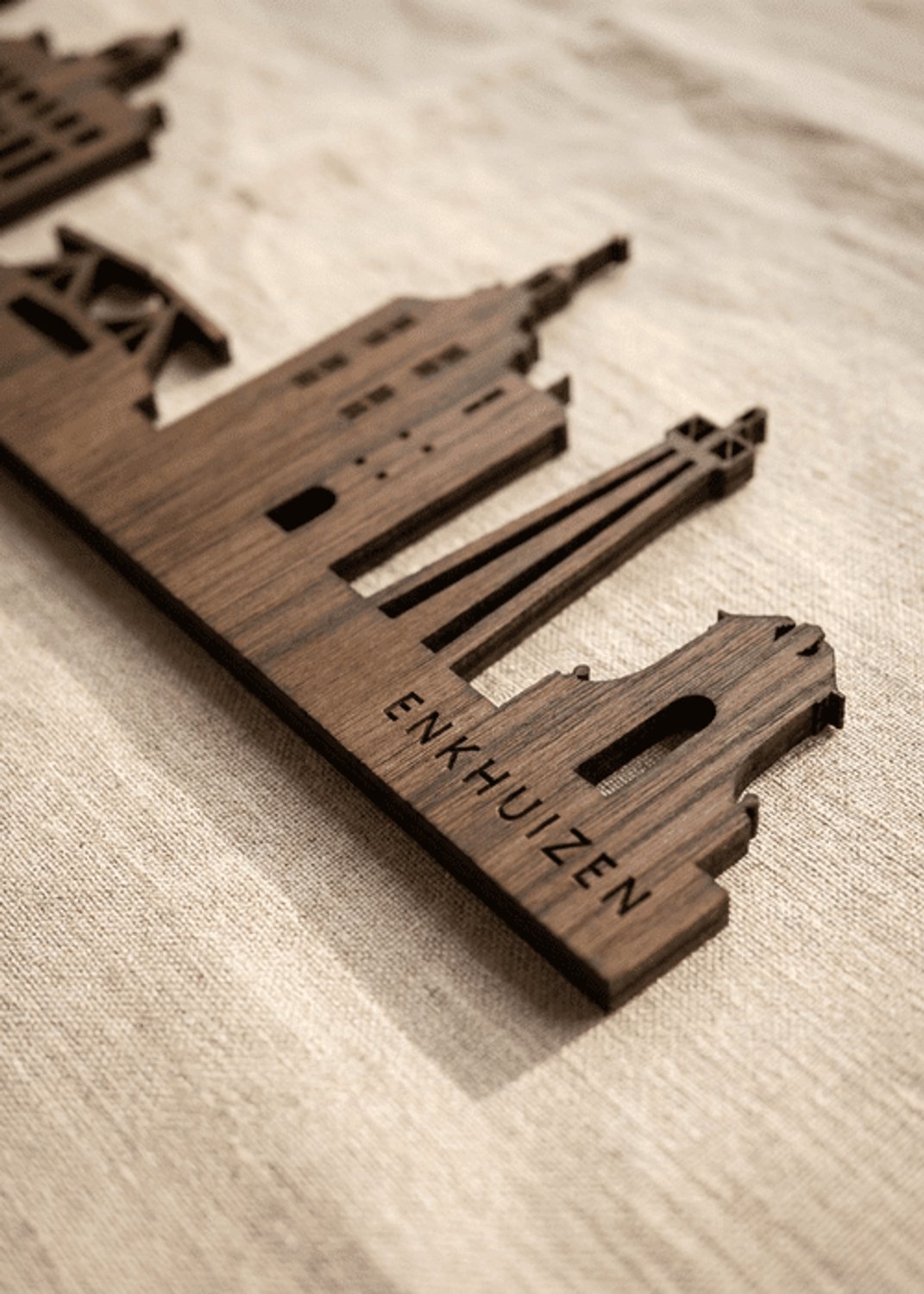 Houten Skyline Enkhuizen | Wanddecoratie voor aan de muur | Noten | 70 x 15 cm