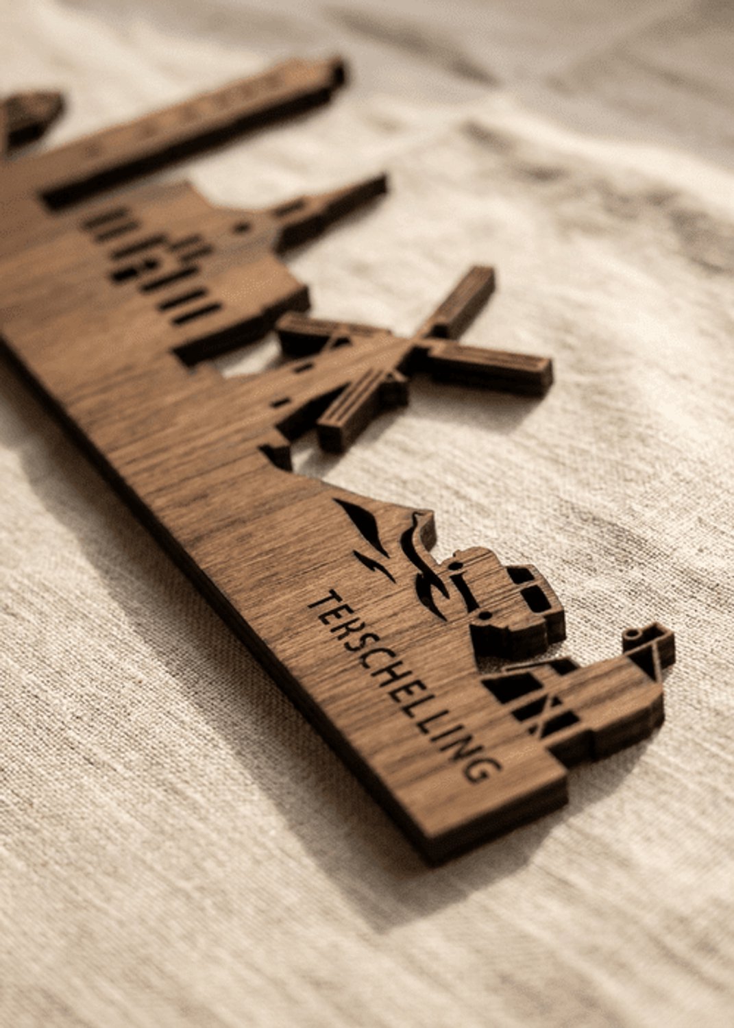Houten Skyline Terschelling | Wanddecoratie voor aan de muur | Noten | 70 x 13 cm