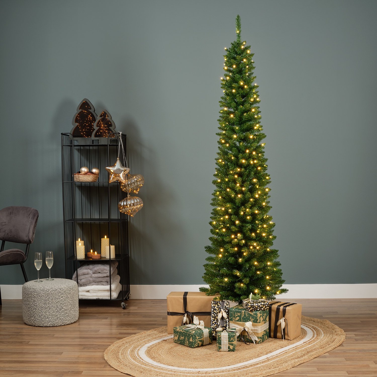 Everlands Pencil pine grote verlichte kunstkerstboom groen 210cm, 280 lampjes – foto 8
