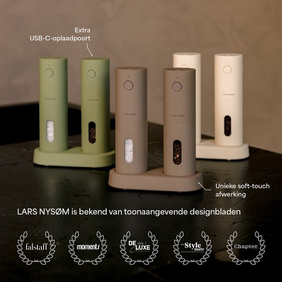 Sets van oplaadbare elektrische molens in groen, taupe en beige op laadstations met soft-touch afwerking.