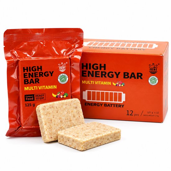 Rode verpakking High Energy Bar en oranje doos, vergezeld van twee korrelige, beige voedselblokken op witte achtergrond.
