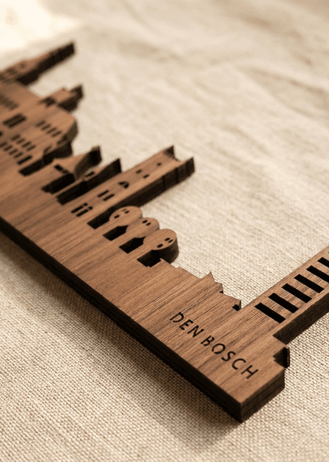 Houten Skyline Den Bosch | Wanddecoratie voor aan de muur | Noten | 70 x 14 cm
