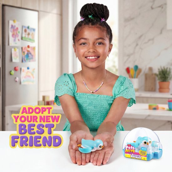 Meisje houdt een lichtblauwe pinguïn vast, met verpakking en tekst: Adopt your new best friend.