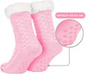 Roze gebreide huissokken met kabelpatroon, witte fleece voering en antislip silica gel onder de voetzolen.