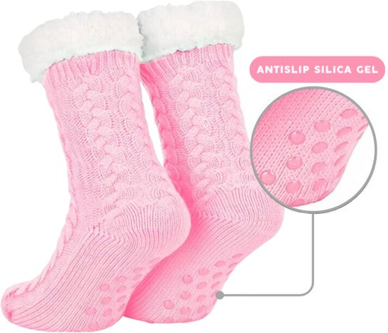 Roze gebreide huissokken met kabelpatroon, witte fleece voering en antislip silica gel onder de voetzolen.