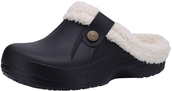 Sabot noir doublé de chaude fourrure blanche, sur fond blanc.