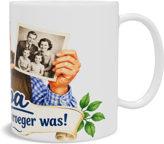 Witte mok met een close-up van opa die een zwart-wit familiefoto vasthoudt, met tekst op een lint en groene blaadjes.