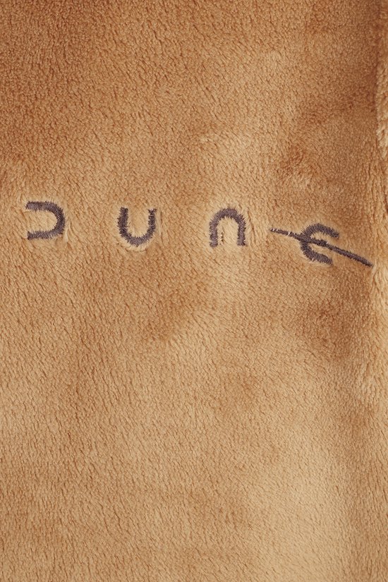 Bruine fleece badjas stof met het geborduurde 'dune' logo in donkere letters.