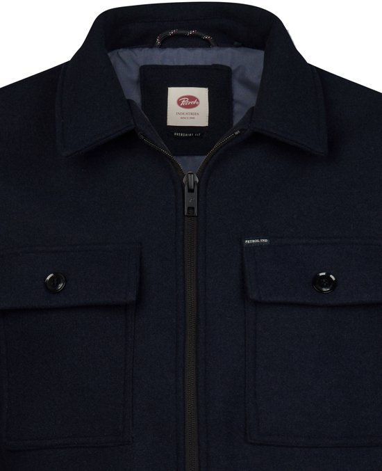 Donkerblauw Petrol Industries overshirt met rits, twee borstzakken met knoop en labeltekst 'Petrol Ind'.