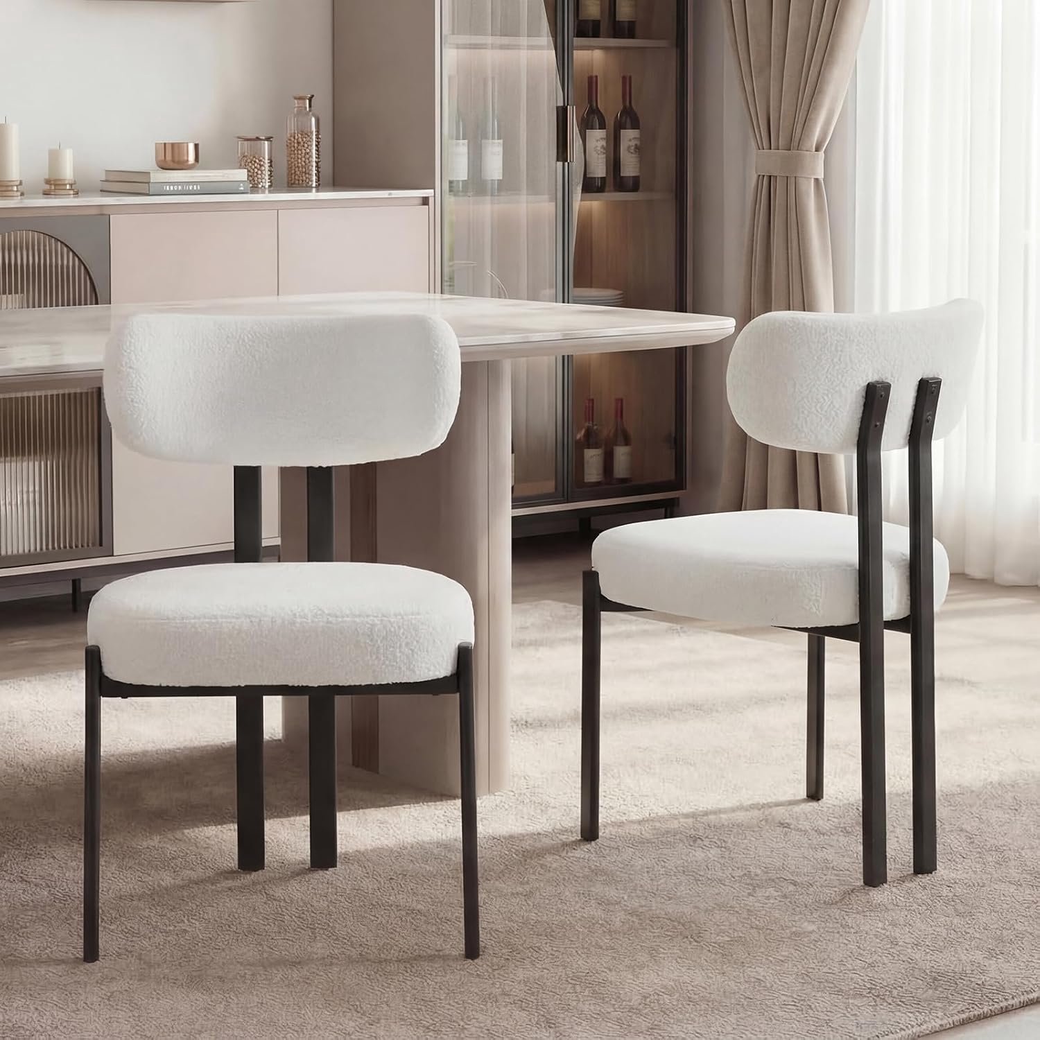 Set van 2 – Witte Fluffy Eetkamerstoelen met Zachte Imitatiebont Bekleding, Ergonomische Rugleuning, Zwarte Metalen Poten en Ruimtebesparend Armless Design, Moderne Keukenstoelen voor Woonkamer, Slaapkamer en Eethoek, Afmetingen 54,5 x 50 x 83 cm