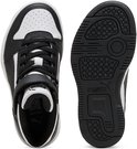 Bovenaanzicht en zool van zwart-witte PUMA sneaker met 'Forever Better' tekst op de binnenzool.