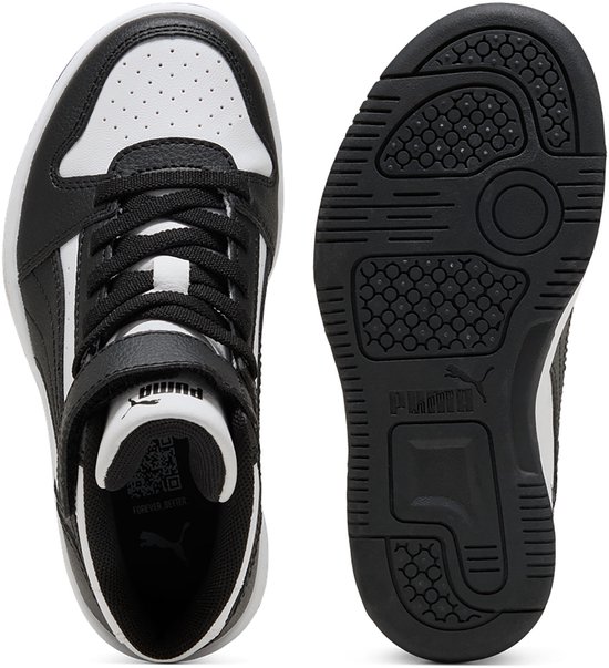 Bovenaanzicht en zool van zwart-witte PUMA sneaker met 'Forever Better' tekst op de binnenzool.