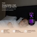 Vrouw slaapt met haar horloge; de app toont slaapritme, diepe slaap en een 7-daags overzicht.