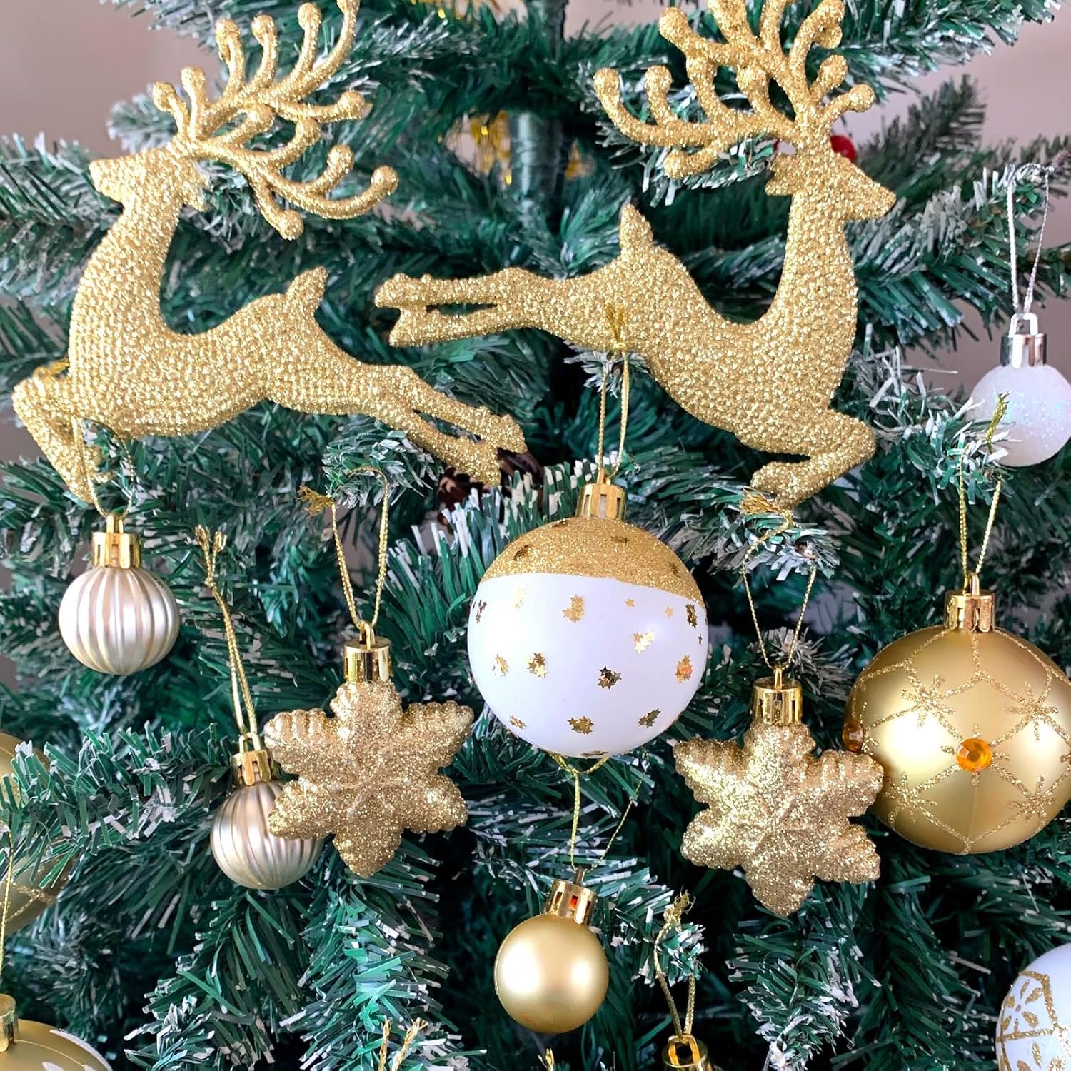 Kerstversiering – Set van 45 gouden kerstballen-met een diameter van 6 cm; decoratieve kunststof ornamenten voor in de kerstboom-ook geschikt voor gebruik in kransen-slingers en diverse andere kerstdecoraties-Rood-goud – foto 7