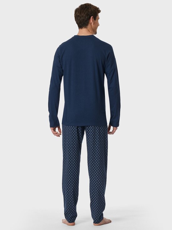 Achterkant van man in donkerblauwe pyjamaset met geruite broek.