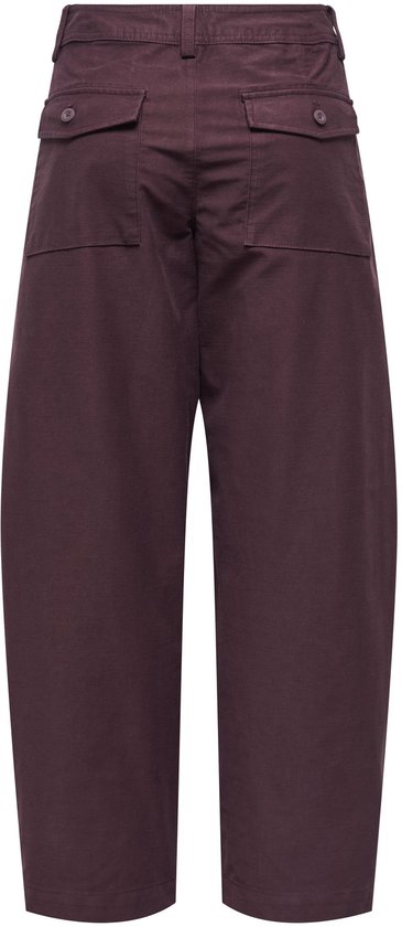 Donkerpaarse barrel-fit broek van achteren gezien, met twee klepzakken met knoopsluiting.