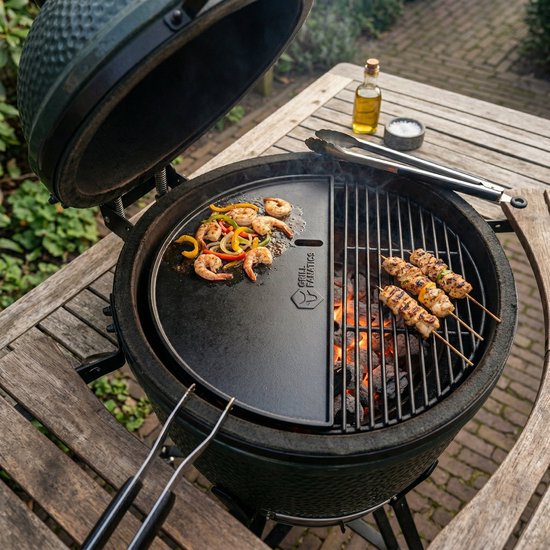 Grill Fanatics gietijzeren halve maan grillplaat en plancha met garnalen, groenten en kipspiezen op een kamado.