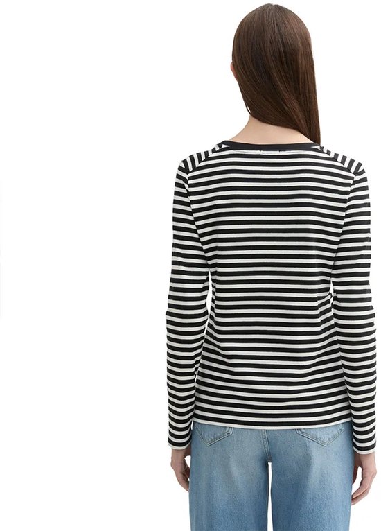 Dames T-shirt met lange mouwen in zwart-wit streepjesmotief. Gekleed met een spijkerbroek.