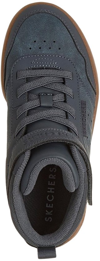 Bovenaanzicht van grijze Skechers veterboots met klittenbandsluiting en bruine zool.