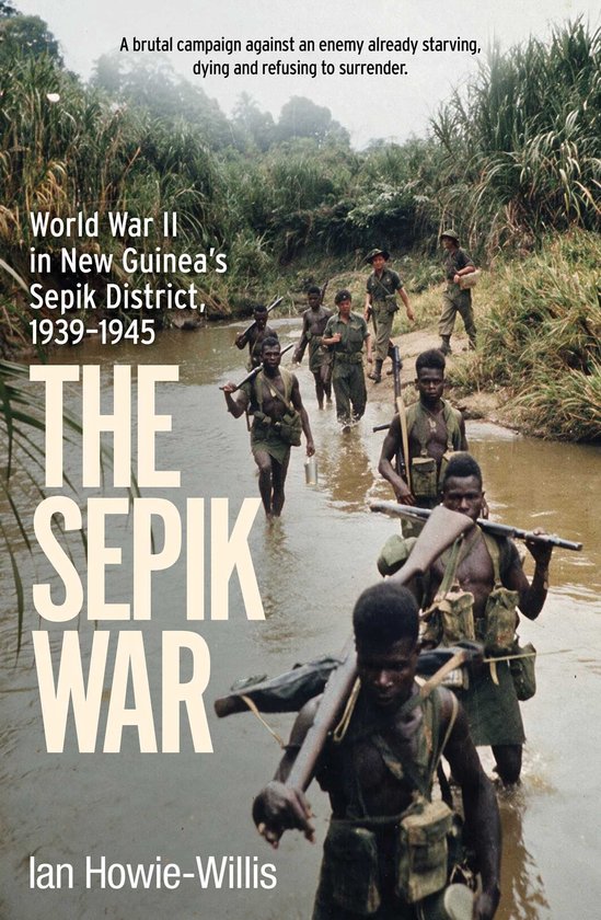 Boekomslag: soldaten in gevechtstenue lopen door een rivier in de jungle van Nieuw-Guinea tijdens de Tweede Wereldoorlog.