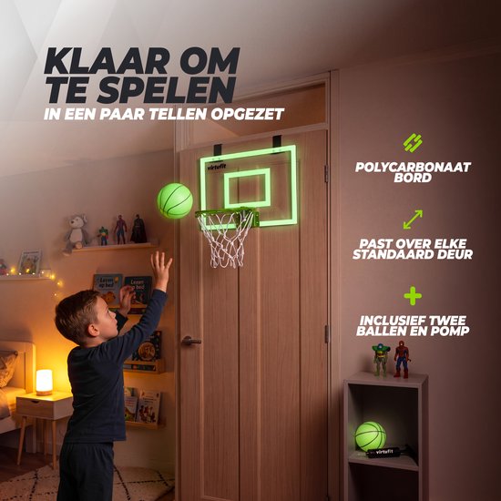 Kind gooit glow-in-the-dark basketbal in een VirtuFit deur-basketbalbord in een verlichte kamer.