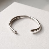 Lundholm Runa Bangle Armband Dames Zilver Kleurig - Open Cuff Armband met Organische Vorm One Size - Premium Stainless Steel Jewellery - Hypoallergene Sieraden - Vrouwen Cadeautjes - Kerst Cadeau Vrouw en Vriendin - my Lundholm