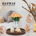 HATWAY kerstdecoratie op een houten schaal met een vaasje rozen, kaars, kerstballen en gouden takjes.