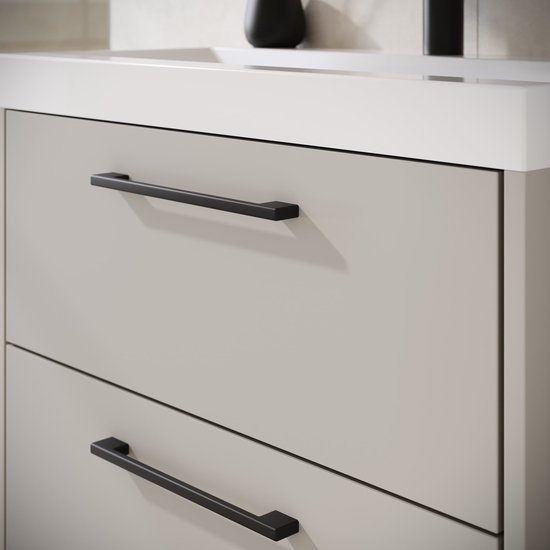 Detailopname van de twee beige lades met horizontale zwarte handgrepen op een hangend badkamermeubel.