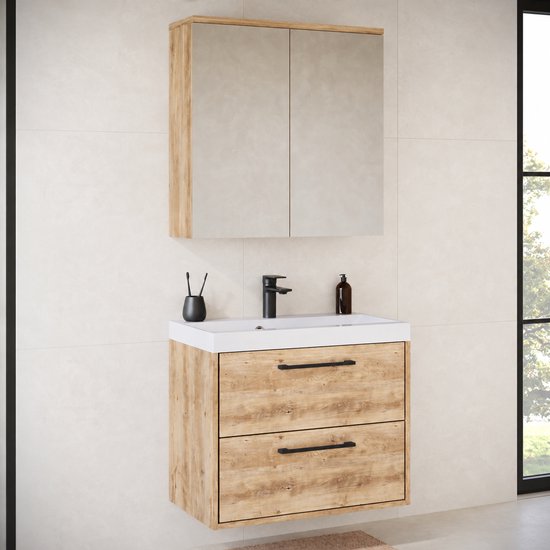 Hangend badkamermeubel met kastanje eiken finish, twee lades, zwarte handgrepen en bijpassende spiegelkast.
