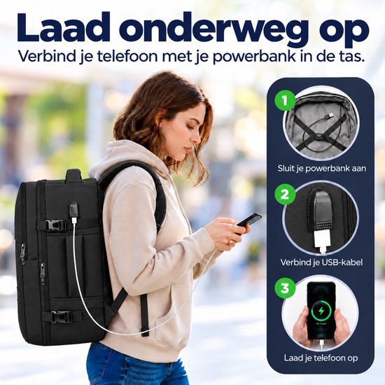 Vrouw laadt smartphone op met powerbank via geïntegreerde USB-poort in de zwarte Travlo rugzak.