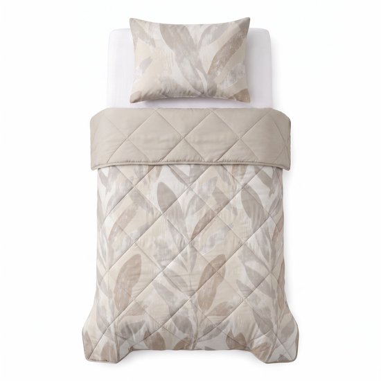 Bovenaanzicht van een eenpersoonsbed met een beige doorgestikte sprei met bladerpatroon.