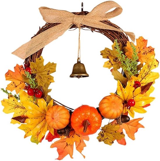 Herfstkrans met pompoenen, esdoornbladeren, rode bessen, eikels, een linnen strik en een hangende bel.