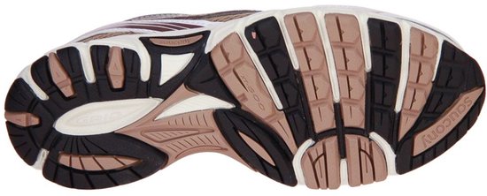 Onderkant van de bruine en zwarte Saucony Grid Legacy sneaker met XT-900 en Grid-technologie voor grip.