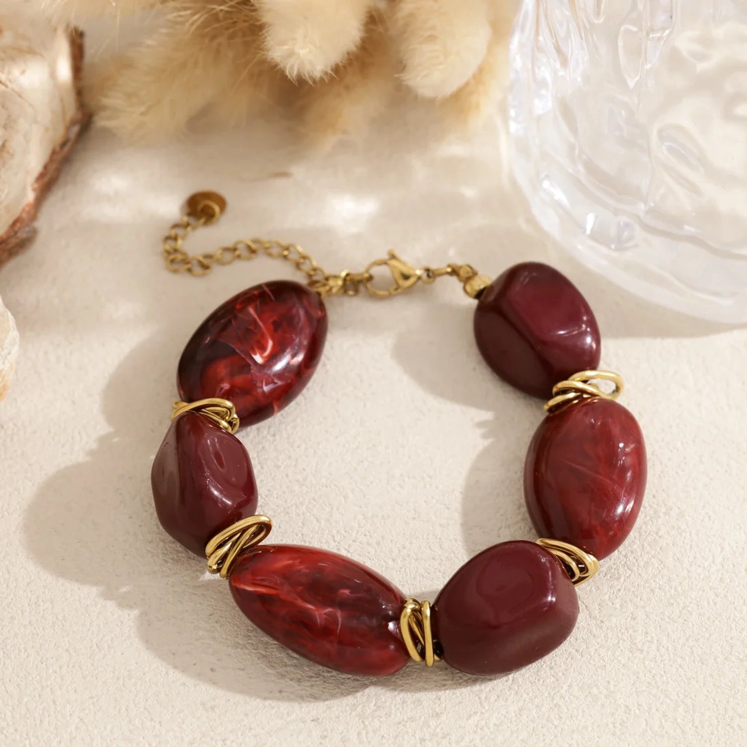 Armband met Grote Marmerlook Kralen – Bordeaux Rood & Goudkleurig – RVS – 20 cm + 5,5 cm
